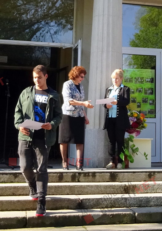 Вазовци честваха патронния си празник с церемония, наградиха заслужили ученици