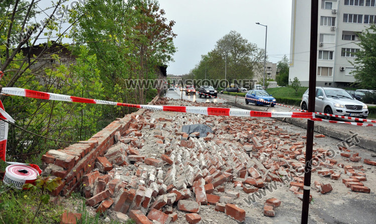 Мъж загина на място под рухналата ограда на бившата казарма в Хасково