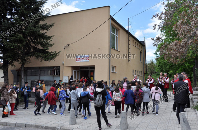 В "Пейо Яворов" отпразнуваха в аванс Лазаровден, Цветница и Великден