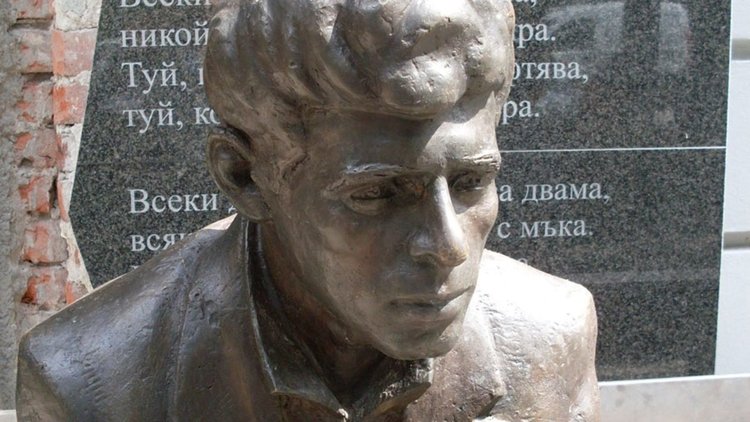 Паметник на Пеньо Пенев в Димитровград