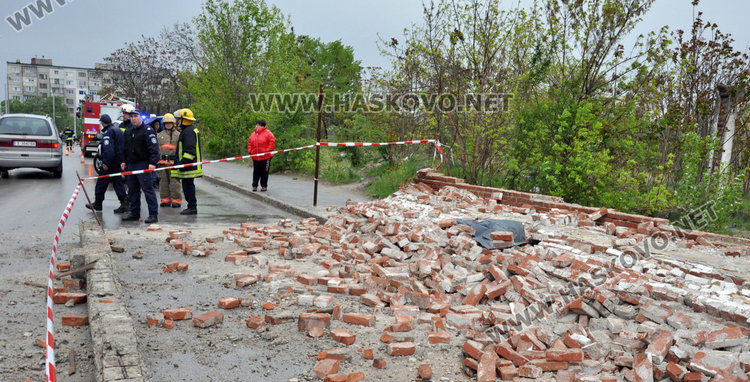 Мъж загина на място под рухналата ограда на бившата казарма в Хасково