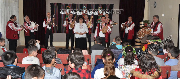 В "Пейо Яворов" отпразнуваха в аванс Лазаровден, Цветница и Великден