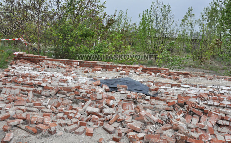 Мъж загина на място под рухналата ограда на бившата казарма в Хасково