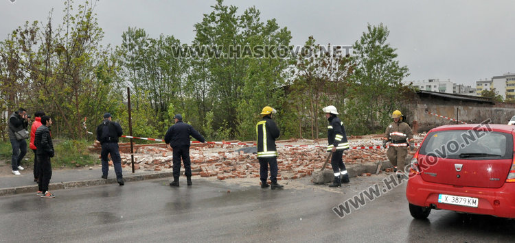 Мъж загина на място под рухналата ограда на бившата казарма в Хасково
