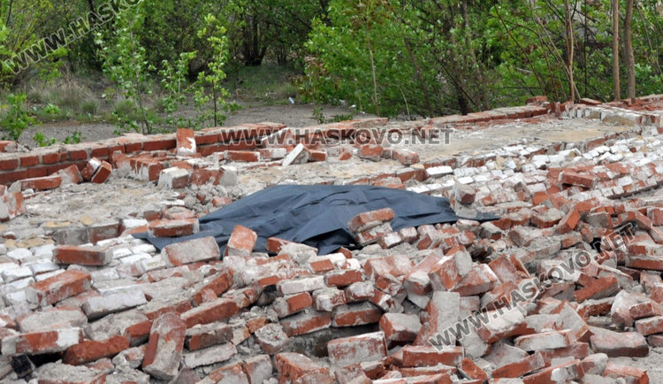 Мъж загина на място под рухналата ограда на бившата казарма в Хасково