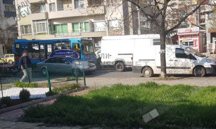 Автобус на градския транспорт по линия №13 катастрофира тази сутрин във „Възрожденци”