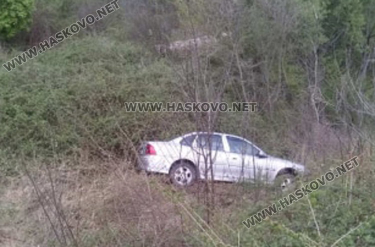 Търсят водача на излетяла кола в дере