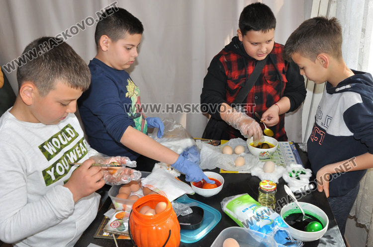 В "Пейо Яворов" отпразнуваха в аванс Лазаровден, Цветница и Великден