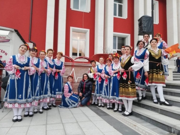 Красиви танцьорки на народни танци събират капачки за кувьоз в Мадан