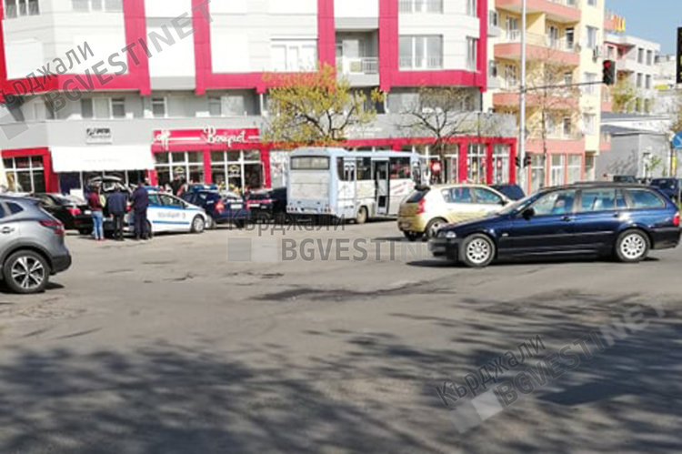 Автобус на градския транспорт по линия №13 катастрофира тази сутрин във „Възрожденци”
