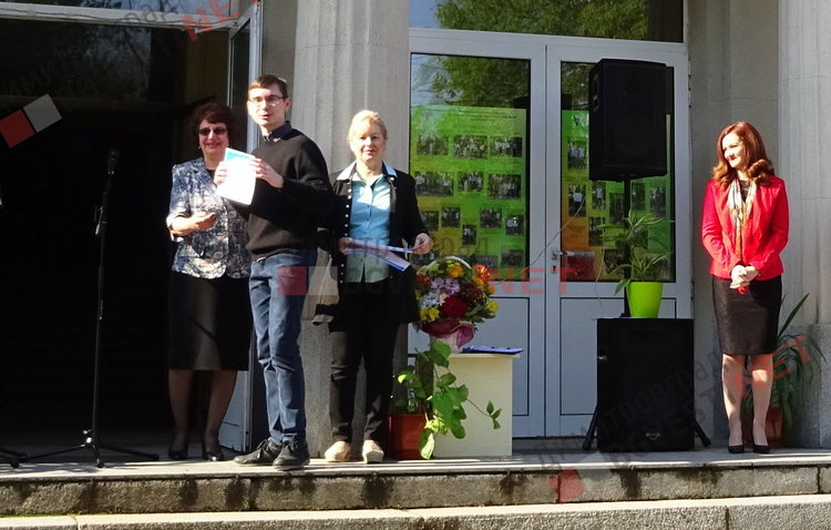 Вазовци честваха патронния си празник с церемония, наградиха заслужили ученици