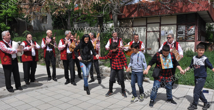 В "Пейо Яворов" отпразнуваха в аванс Лазаровден, Цветница и Великден