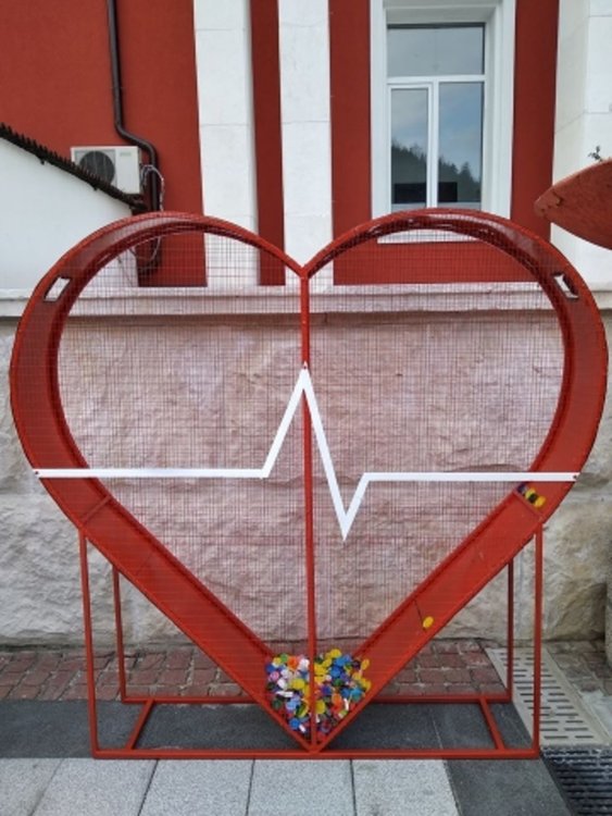 Красиви танцьорки на народни танци събират капачки за кувьоз в Мадан