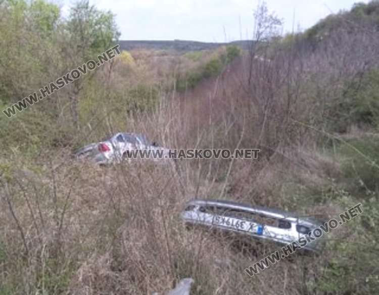 Търсят водача на излетяла кола в дере