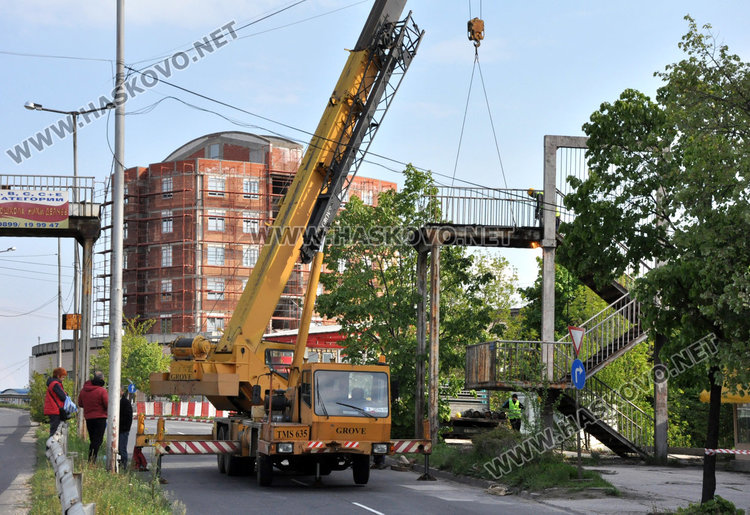 Демонтират железния мост до бившата Млада Гвардия