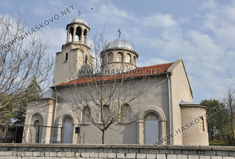 Пловдивският митрополит Николай служи на Лазаровден в църквата в Подкрепа