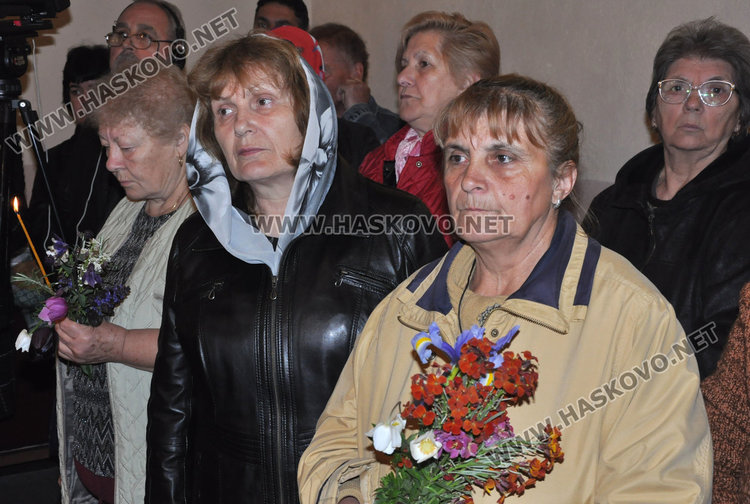 Пловдивският митрополит Николай служи на Лазаровден в църквата в Подкрепа