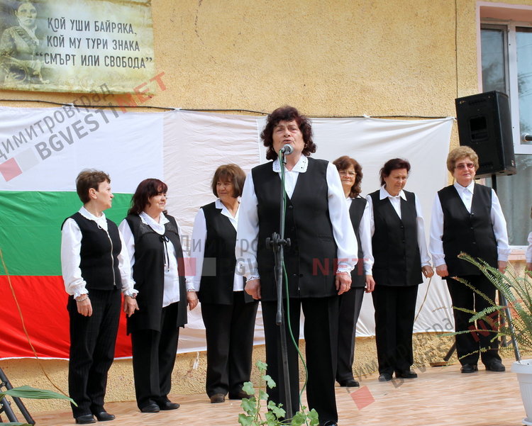 Изпънаха 15 метров трибагреник и възпяха жертвите на Априлското въстание в с. Бряст