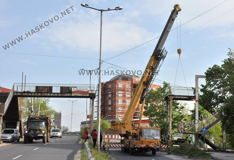 Демонтират железния мост до бившата Млада Гвардия