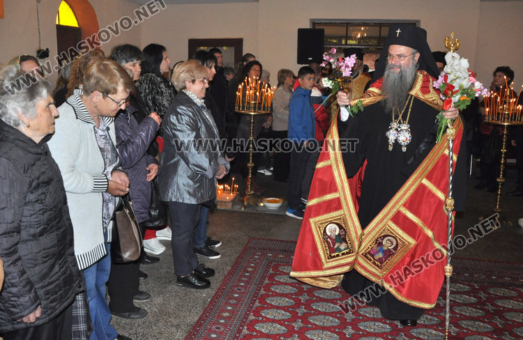 Пловдивският митрополит Николай служи на Лазаровден в църквата в Подкрепа
