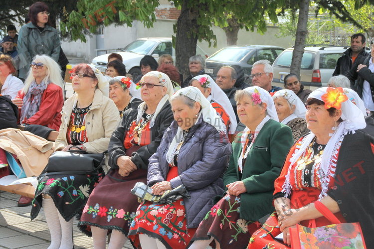 Изпънаха 15 метров трибагреник и възпяха жертвите на Априлското въстание в с. Бряст