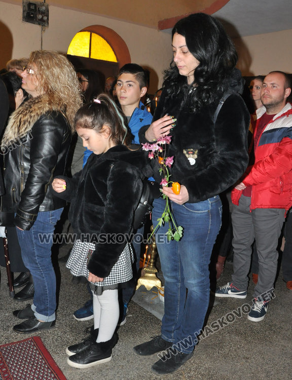 Пловдивският митрополит Николай служи на Лазаровден в църквата в Подкрепа