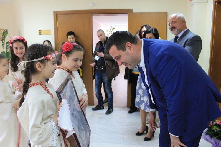 Лазарки гостуваха на областния управител Никола Чанев