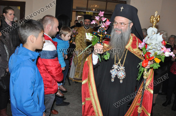 Пловдивският митрополит Николай служи на Лазаровден в църквата в Подкрепа