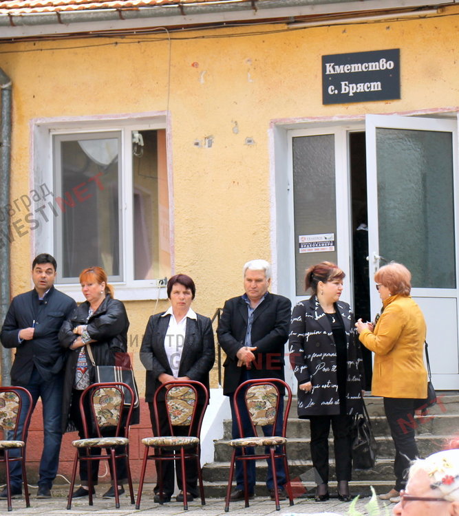 Изпънаха 15 метров трибагреник и възпяха жертвите на Априлското въстание в с. Бряст