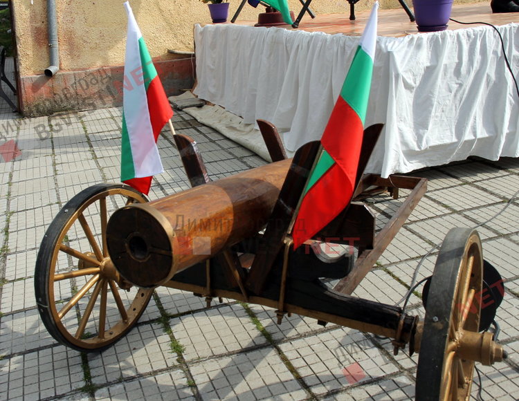 Изпънаха 15 метров трибагреник и възпяха жертвите на Априлското въстание в с. Бряст