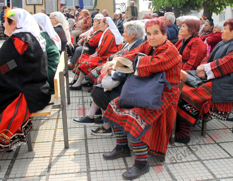 Изпънаха 15 метров трибагреник и възпяха жертвите на Априлското въстание в с. Бряст