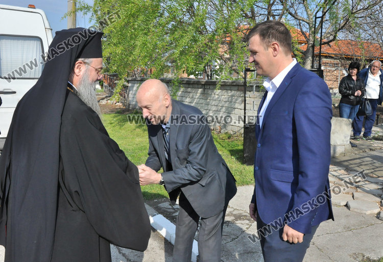 Пловдивският митрополит Николай служи на Лазаровден в църквата в Подкрепа