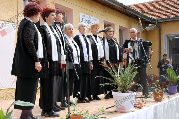 Изпънаха 15 метров трибагреник и възпяха жертвите на Априлското въстание в с. Бряст