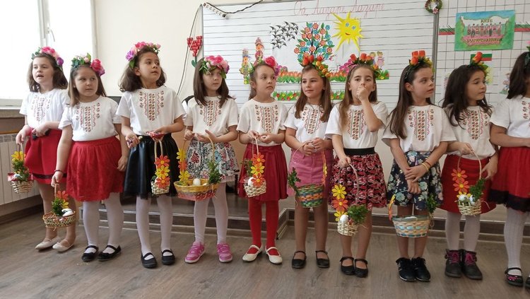 Лазарки пяха и танцуваха в ОУ „Св.Св. Кирил и Методий“ гр. Кърджали