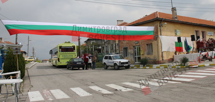 Изпънаха 15 метров трибагреник и възпяха жертвите на Априлското въстание в с. Бряст