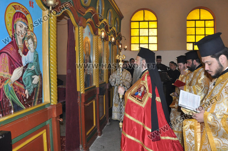 Пловдивският митрополит Николай служи на Лазаровден в църквата в Подкрепа