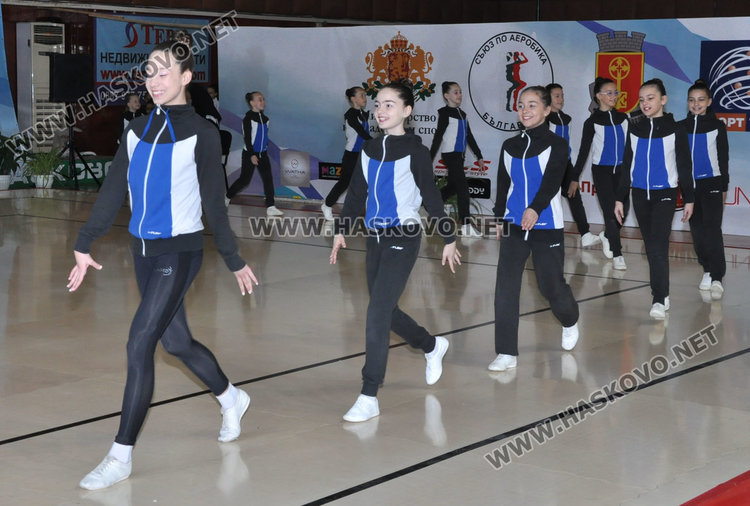 В зала Дружба започнаха квалификациите на Държавното по спортна аеробика
