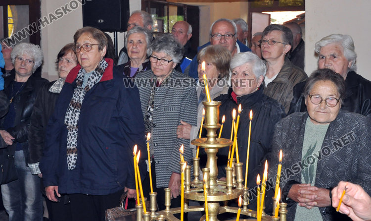 Пловдивският митрополит Николай служи на Лазаровден в църквата в Подкрепа