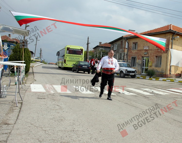 Изпънаха 15 метров трибагреник и възпяха жертвите на Априлското въстание в с. Бряст