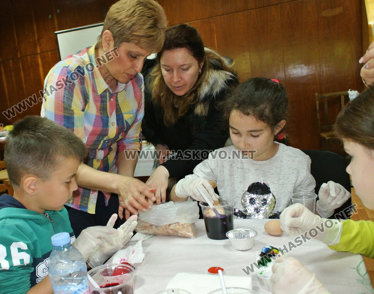 200 писани яйца подготвиха децата в Музея на Хасково
