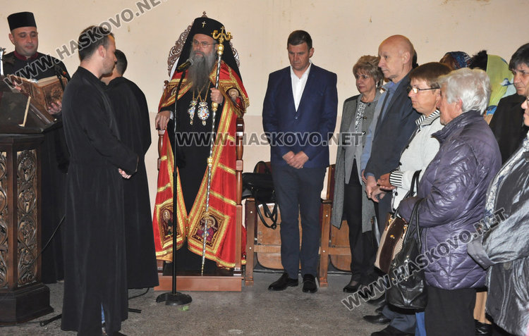 Пловдивският митрополит Николай служи на Лазаровден в църквата в Подкрепа