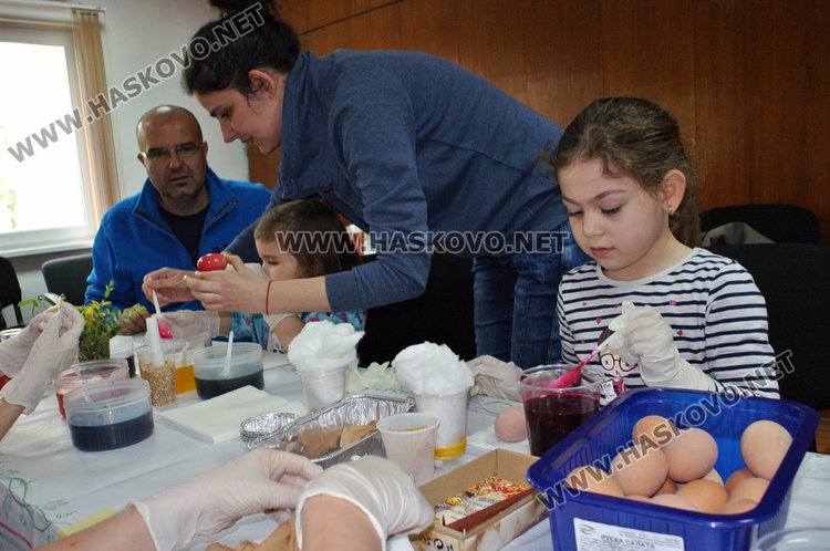 200 писани яйца подготвиха децата в Музея на Хасково