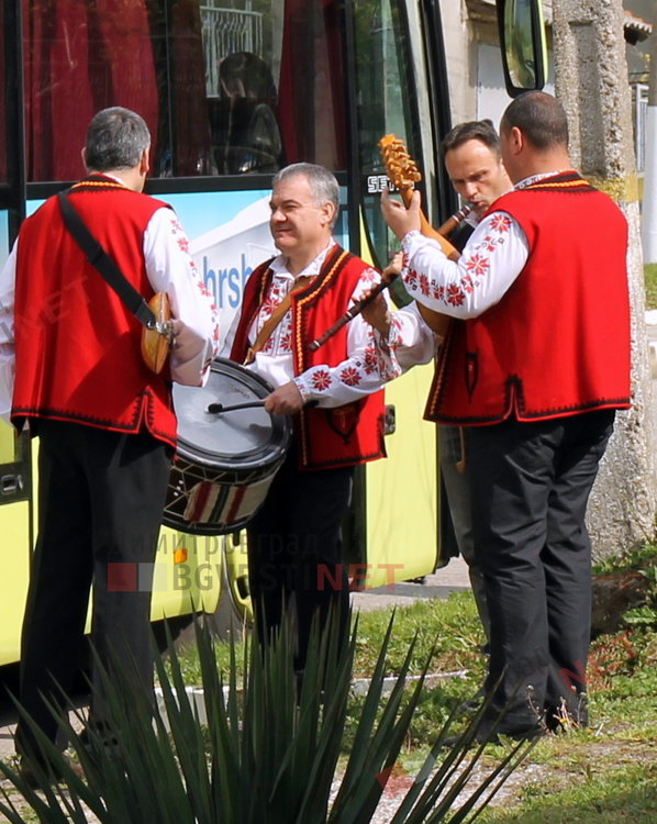 Изпънаха 15 метров трибагреник и възпяха жертвите на Априлското въстание в с. Бряст