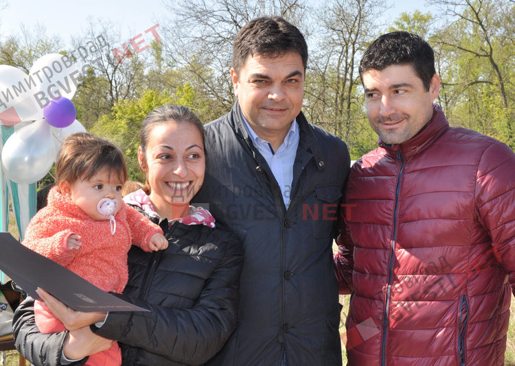 Засадиха 35 нови дръвчета в Алеята на новия живот и раздадоха още 64