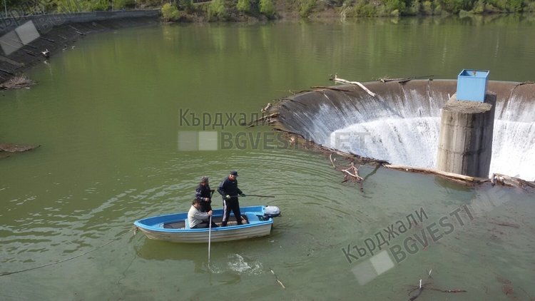 Опасна акция по почистване на яз.”Боровица” в рамките на кампанията „Кърджали-чист и красив”(снимки)