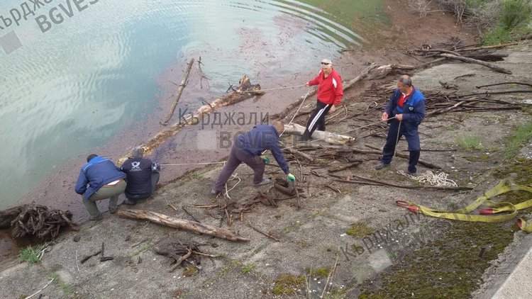 Опасна акция по почистване на яз.”Боровица” в рамките на кампанията „Кърджали-чист и красив”(снимки)