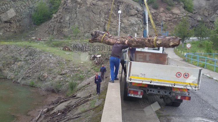 Опасна акция по почистване на яз.”Боровица” в рамките на кампанията „Кърджали-чист и красив”(снимки)