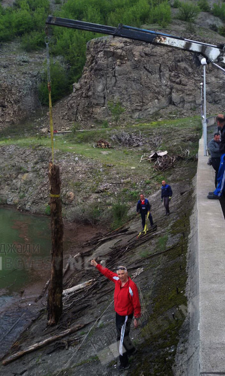 Опасна акция по почистване на яз.”Боровица” в рамките на кампанията „Кърджали-чист и красив”(снимки)