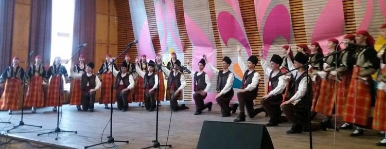 Широка лъка пее, свири и танцува, на Цветница награждават победителите 