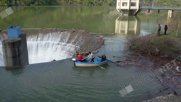 Опасна акция по почистване на яз.”Боровица” в рамките на кампанията „Кърджали-чист и красив”(снимки)